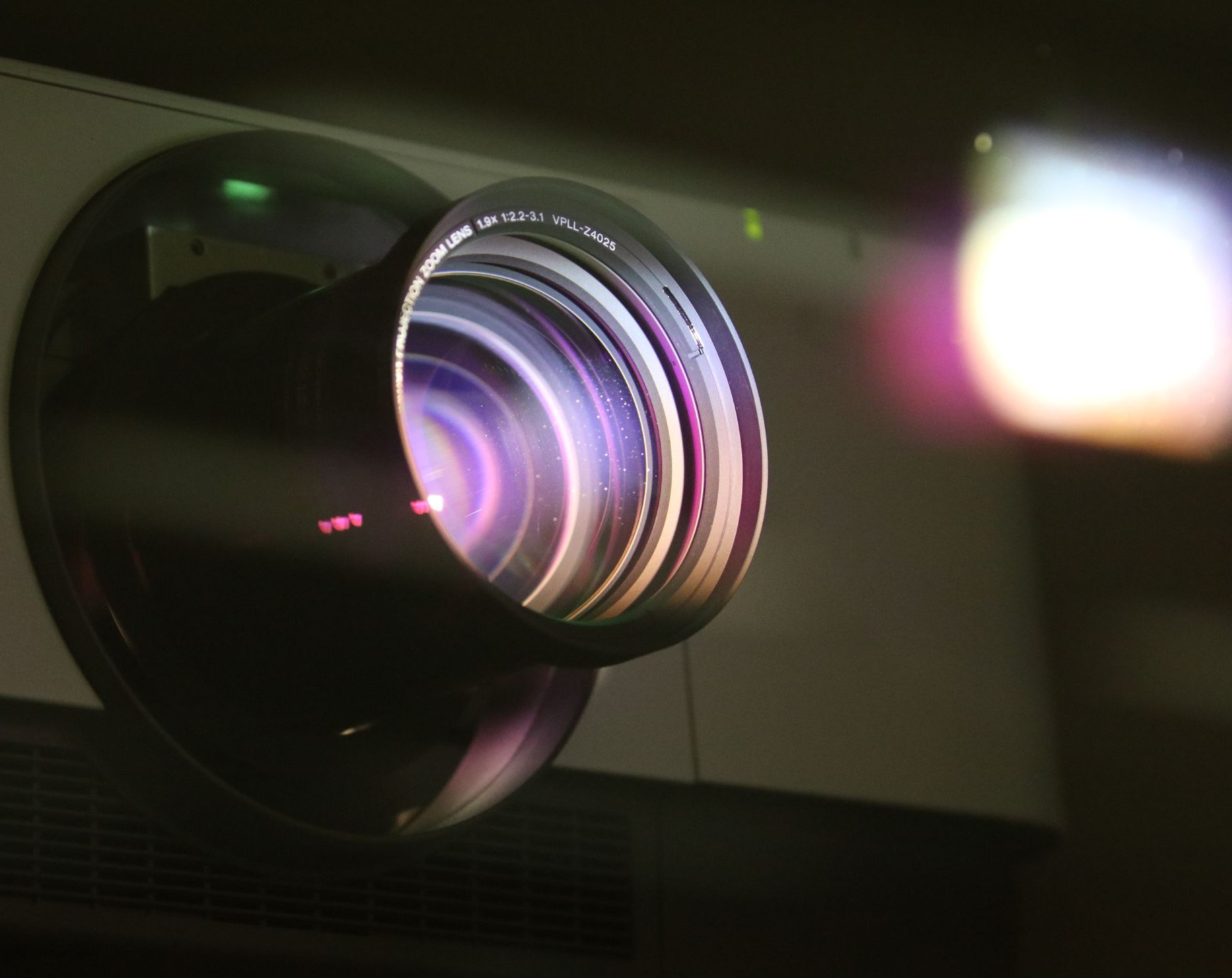 Digital Light Sources (DLS) offers Xenon projection lamps and UHP projection lamps.